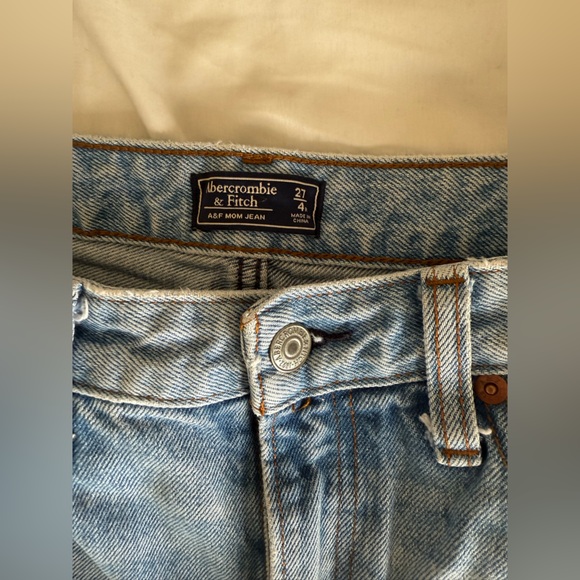Abercrombie & Fitch Mom lightly distressed Jeans - Picture 3 of 4